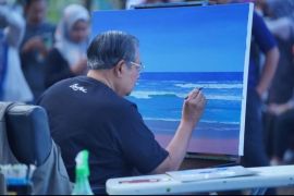 Ribuan pelajar melukis bareng SBY di Pantai Pancer Door Pacitan