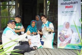 Presdir Adaro Logistics sambangi warga pra sejahtera di Aluh-aluh