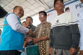 PLN dan Pemkot Batam serahkan 1.176 paket sembako untuk nelayan tradisional