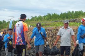 Laut dan Pantai di Pelabuhan Sungai Nyamuk Nunukan Dibersihkan