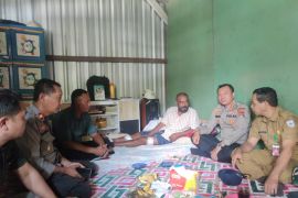 Oknum polisi tembak warga, Kapolres Sumbawa Barat kunjungi korban