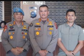 Bripka Andry menyerahkan diri ke Polda Riau