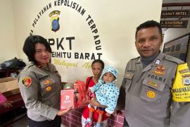 Polresta Ambon  beri bantuan makanan sehat tambahan balita stunting