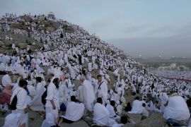 Jamaah haji melaksanakan wukuf di Arafah