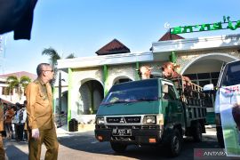 Sutarmidji serahkan sapi bantuan Presiden ke pengurus masjid