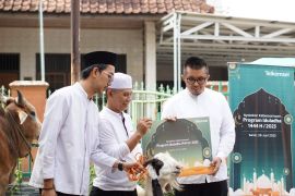 Telkomsel salurkan bantuan 720 hewan kurban