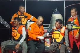 Tim SAR gabungan evakuasi dua ABK KM Farida Indah dari KM Nagoya 02
