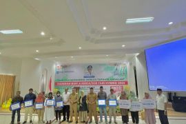 Ahli waris terima santunan BPJS Ketenagakerjaan di Job Fair  Ternate