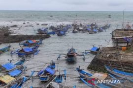 Cianjur berikan bantuan perahu dan pelatihan untuk nelayan