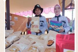 Perempuan tangguh membantu ekonomi keluarga