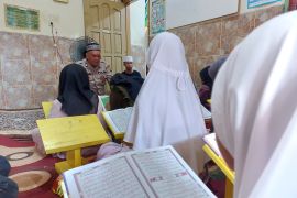 Keikhlasan Aiptu Nana Sumarna mengajar mengaji anak-anak hingga lansia