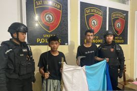 Dua pemuda diduga anggota geng motor diciduk polisi karena bawa senjata tajam