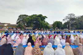 Ratusan warga Bandarlampung Shalat Idul Adha di Lapangan Baruna