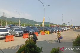 Cuti bersama dimulai, ribuan kendaraan penumpang padati Pelabuhan Merak