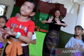 Miss Universe 2018 motivasi para penderita bibir sumbing di Bali