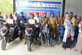 Puluhan penyandang disabilitas Aceh Besar dapat bantuan kursi roda dan motor tiga roda