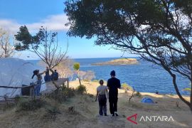 Ratusan wisatawan liburan ke Bukit Asah saat libur Idul Adha