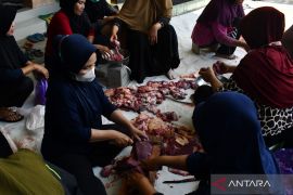 Pembagian daging kurban di Madiun