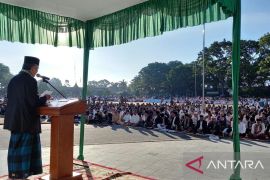 Ribuan umat islam Bukittinggi ikuti Shalat Idul Adha di Lapangan Kantin Wirabraja