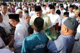 Wali Kota Medan Sholat Idul Adha di lapangan sepak bola Mabar