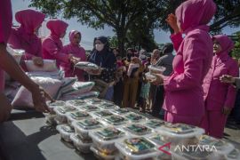 Pembagian rendang di Polres Cimahi