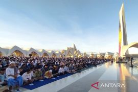 Ridwan Kamil dan ribuan warga Shalat Idul Adha di Masjid Al Jabbar Bandung