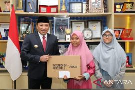 Bupati Sampang bantu beasiswa putri guru ngaji