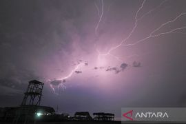 Waspada hujan disertai petir dan angin kencang di sejumlah wilayah