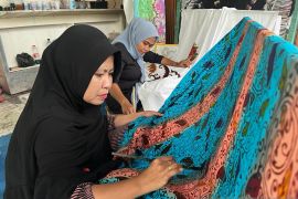 Gonggong dan ikan marlin, motif utama batik Batam