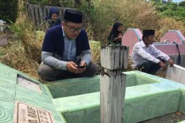 Penjual bunga ziarah kubur meraih untung