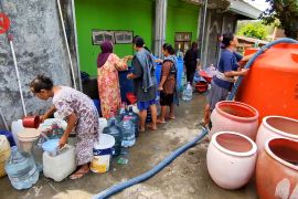 BPBD Jateng salurkan 854 ribu liter air ke warga terdampak kekeringan