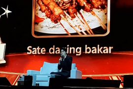 Pilih lele goreng atau gado-gado? Kim Seon-ho kepincut dengan sate