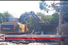 Petugas bongkar bangunan untuk Alun-Alun Godabangkong Sukabumi