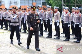 Kapolresta Ambon berikan penghargaan personel  berprestasi