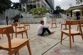 Seorang seniman tampilkan koreografi peluk balok es selama sepuluh jam