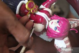 Kerajinan action figure dari kayu limbah