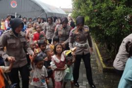 Polwan Tarakan Membantu Pemulihan Trauma Anak Korban Kebakaran