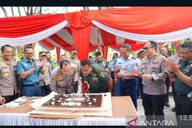 Kasdam II Sriwijaya antarkan 'kue tart ' buat Bhayangkara Polda Sumsel