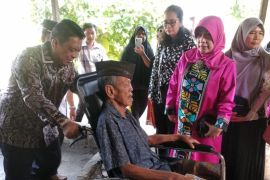 Bantuan kursi roda dan alat bantu dengar rangkaian HUT ke -106 Kota Tebing Tinggi