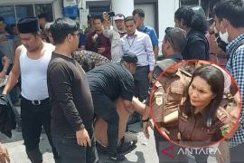 Unjuk rasa di Kejari TBA, Ketua PETA nyaris bakar diri