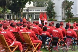 Jokowi minta atlet ASEAN Para Games investasikan bonus dari pemerintah