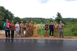 Tim gabungan pasang baliho peringatan rawan buaya di Bintan