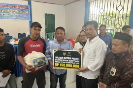 Pemkot Batam serahkan 389 paket sembako untuk korban puting beliung
