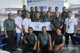 BRI salurkan gerobak BRILian pada PKL binaan Korem 032/WB