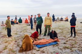 Basarnas evakuasi satu korban tenggelam di laut Aceh Barat, seorang korban lain masih dicari