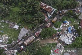 Antrean truk sampah mengular di TPA Cipayung