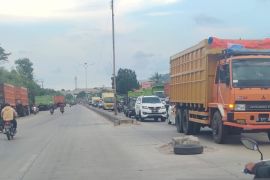 Antrean truk parkir di Jalan Lintas Sumatera Lampung Page 3 Small