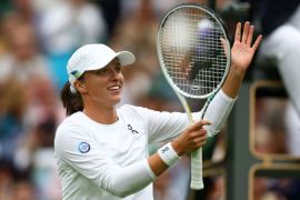 Iga Swiatek melenggang ke babak kedua saat Gauff tersingkir dari Wimbledon