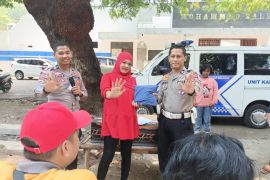 Personel Polres Situbondo edukasi masyarakat tentang keselamatan berkendara