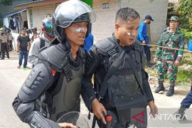 Seorang anggota Brimob terkena anak panah saat amankan penggusuran pemukiman liar